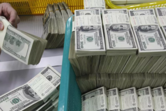 Dólar acompanha exterior e fecha em baixa ante o real