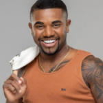 Davi Brito é flagrado em bar com ex-namorada de influenciador baiano