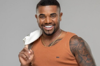 Davi Brito é flagrado em bar com ex-namorada de influenciador baiano