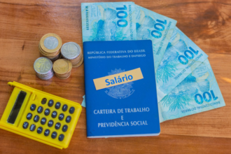 Salário mínimo pode subir para R$ 1.521 em 2025, apontam projeções