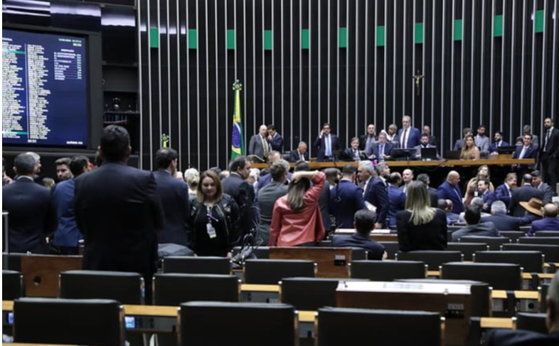 Oposição a Lula se divide em relação à PEC que acaba com escala 6×1