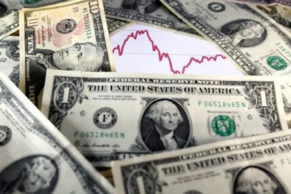 Dólar oscila com prévia da inflação e expectativa por medidas fiscais; bolsa sobe