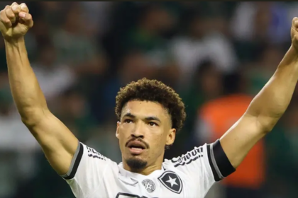 Botafogo esmaga Palmeiras, cala Allianz e fica perto do título brasileiro