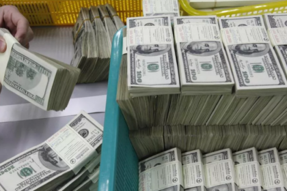 Dólar dispara e bate R$ 5,92 com notícia de isenção do IR até R$ 5 mil