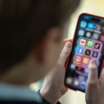 Austrália aprova lei inédita no mundo para proibir redes sociais a menores de 16