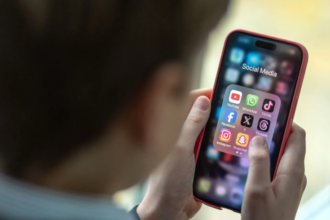 Austrália aprova lei inédita no mundo para proibir redes sociais a menores de 16