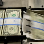 Dólar bate R$ 6 pela 1ª vez na história com pacote fiscal e isenção do IR; bolsa cai