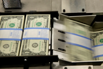 Dólar bate R$ 6 pela 1ª vez na história com pacote fiscal e isenção do IR; bolsa cai