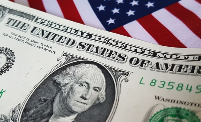 Dólar bate novo recorde e fecha em R$ 6 pela 1ª vez na história