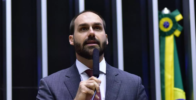 Eduardo Bolsonaro apela para que governo Milei dê refúgio a brasileiros foragidos pelos atos golpistas do 8 de janeiro