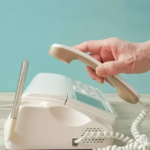 Golpistas são enganados por IA que imita idosa ao telefone; entenda