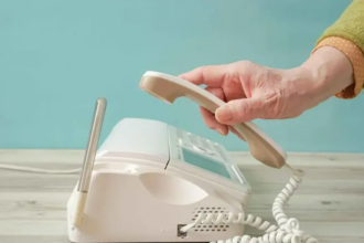 Golpistas são enganados por IA que imita idosa ao telefone; entenda