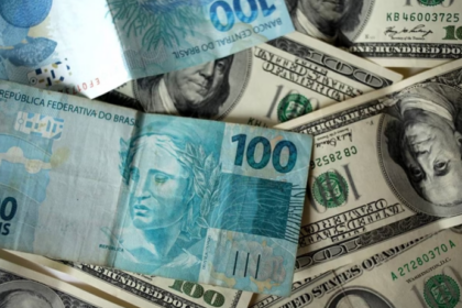 Após disparada, dólar renova máxima histórica e vai a R$ 6,07