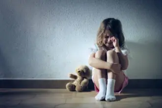 Criança de 9 anos denuncia abuso e é expulsa de casa pela própria mãe