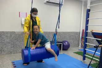 Festas de fim de ano: Saúde estadual alerta sobre impacto de fogos de artifício e música alta para autistas