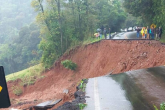 Chuvas no Paraná causam deslizamentos e bloqueio de estradas