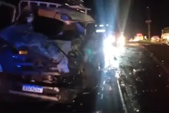 Motoristas morrem após colisão frontal entre caminhão e ônibus na BR-153