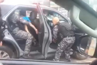 Policiais salvam menino de 2 anos que engasgou com pipoca no Rio de Janeiro