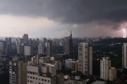 Tempestade em SP: Alagamentos, Carros Ilhados e Queda de Energia na Grande São Paulo