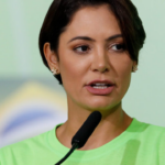 Bolsonaro sugere Michelle como candidata e planeja assumir Casa Civil