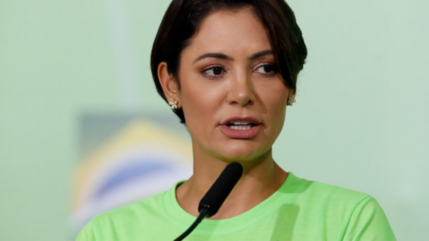 Bolsonaro sugere Michelle como candidata e planeja assumir Casa Civil