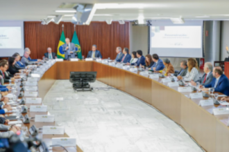 Lula Dá Bronca em Reunião Ministerial e Pressiona por Resultados em 2025