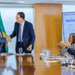 Lula sanciona projeto que proíbe uso de celulares nas escolas: entenda a medida