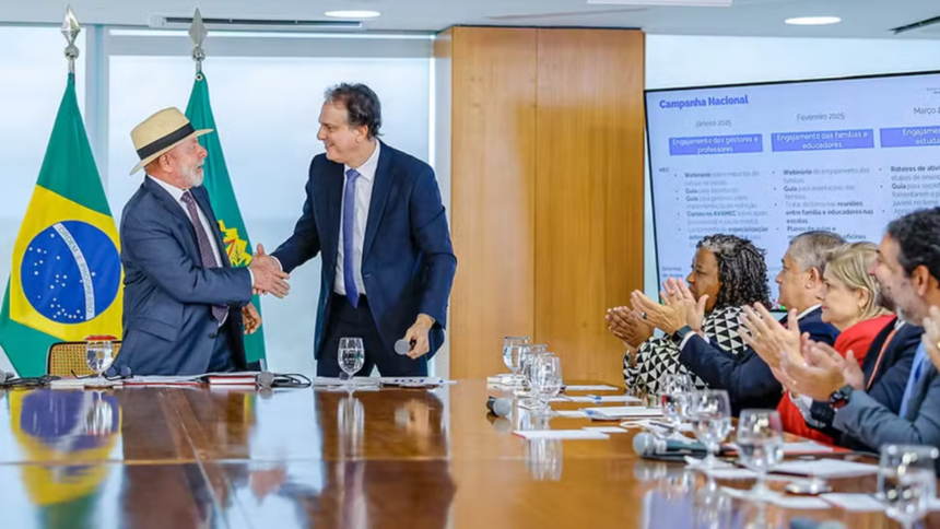 Lula sanciona projeto que proíbe uso de celulares nas escolas: entenda a medida