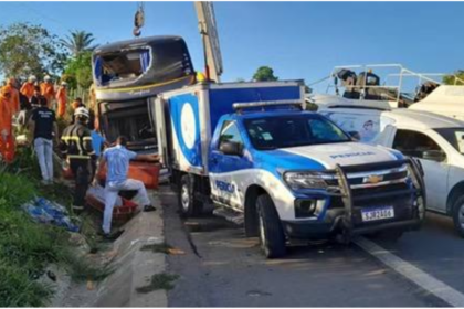 Ônibus tomba na Bahia e deixa nove feridos em Feira de Santana