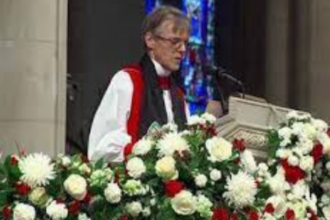 Quem é a Bispa que Pediu Misericórdia a Trump por Imigrantes e LGBT+