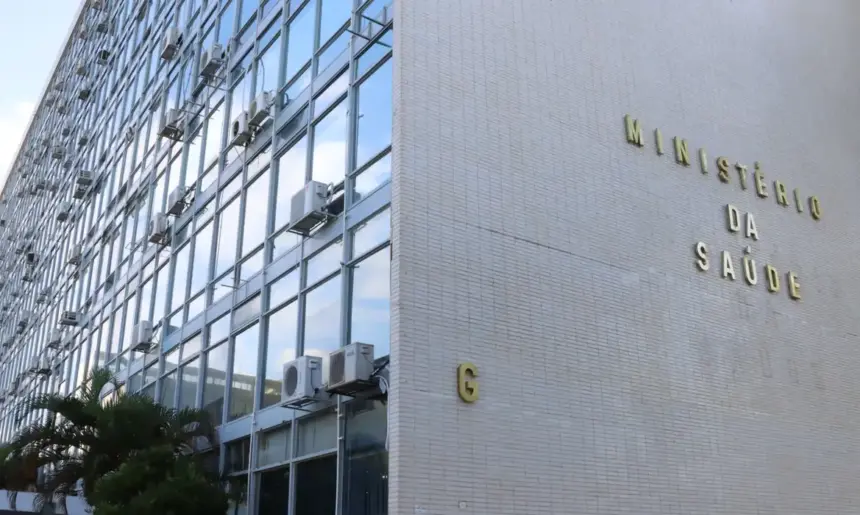 Saúde anuncia retomada de obras em 290 municípios Saúde anuncia retomada de obras em 290 municípios