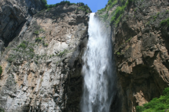 Turistas Feridos em Cachoeira na China Após Coluna de Gelo Quebrar: Detalhes e Cuidados ao Visitar Áreas Geladas
