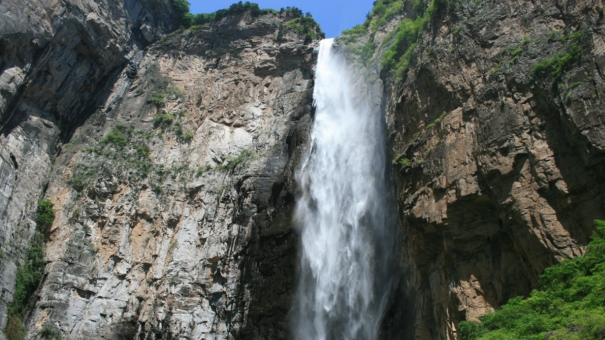 Turistas Feridos em Cachoeira na China Após Coluna de Gelo Quebrar: Detalhes e Cuidados ao Visitar Áreas Geladas