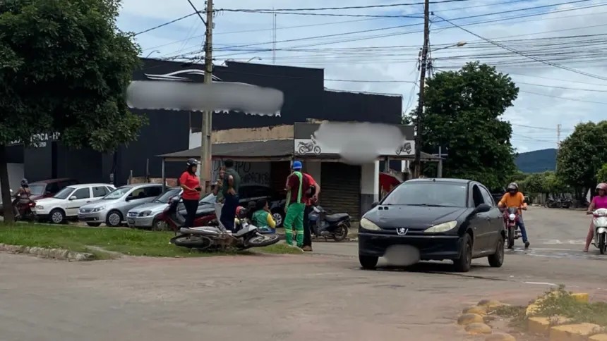 Acidente de trânsito entre carro e moto no Bairro Carrilho deixa uma pessoa ferida Acidente de trânsito entre carro e moto no Bairro Carrilho deixa uma pessoa ferida