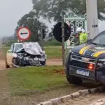 Veículo que transportava pacientes colide com carreta e deixa 3 mortos na BR-153