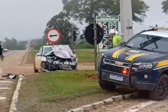 Veículo que transportava pacientes colide com carreta e deixa 3 mortos na BR-153