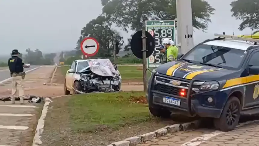 Veículo que transportava pacientes colide com carreta e deixa 3 mortos na BR-153