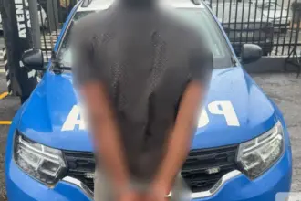 Briga violenta próximo a rodoviária deixa homem inconsciente após ser agredido com garrafa