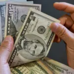 Dólar fecha em queda, cotado a R$ 5,64, no menor patamar em cinco meses
