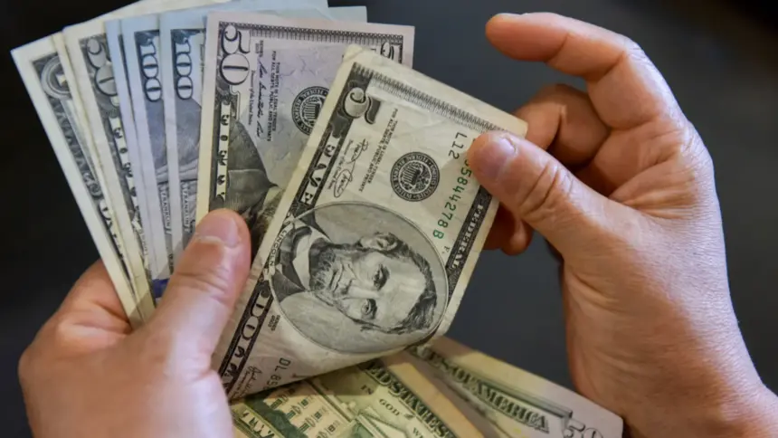 Dólar fecha em queda, cotado a R$ 5,64, no menor patamar em cinco meses