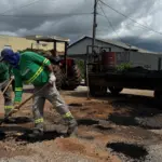 Durante a pausa da chuva, prefeitura intensifica operação de tapa-buracos em Goianésia