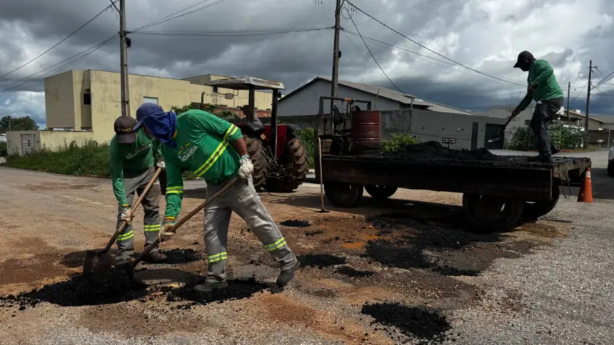 Durante a pausa da chuva, prefeitura intensifica operação de tapa-buracos em Goianésia