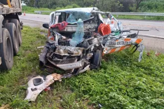 Motorista que fazia escolta para caminhão que transportava carga excedente morre em acidente na BR-414