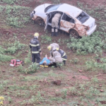 Mulher perde o controle de veículo na GO-080 e quebra os dois braços durante capotamento