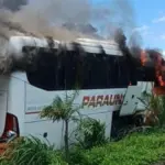 Ônibus pega fogo em frente a Barreira da Polícia Rodoviária e PMs resgatam 25 passageiros