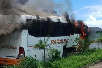 Ônibus pega fogo em frente a Barreira da Polícia Rodoviária e PMs resgatam 25 passageiros