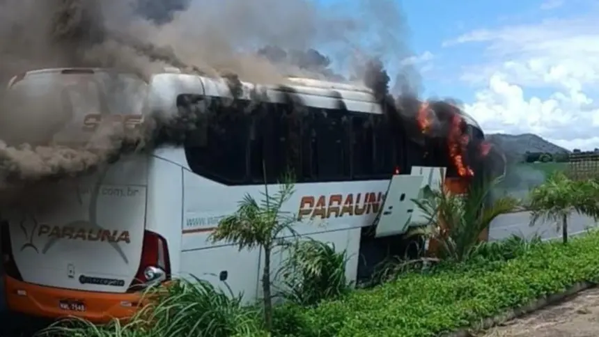 Ônibus pega fogo em frente a Barreira da Polícia Rodoviária e PMs resgatam 25 passageiros Ônibus pega fogo em frente a Barreira da Polícia Rodoviária e PMs resgatam 25 passageiros