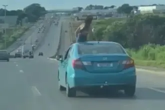 Passageira é flagrada no teto solar de carro, na BR-153