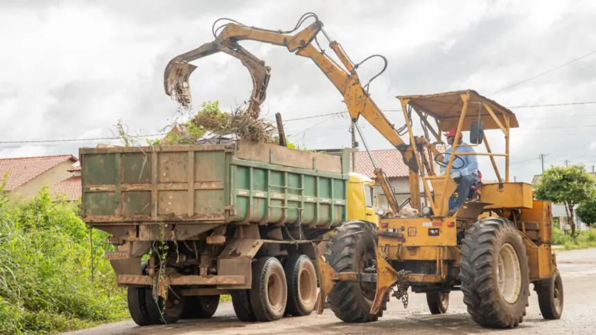 Prefeitura realiza Mutirão de Limpeza no Residencial Colina Park