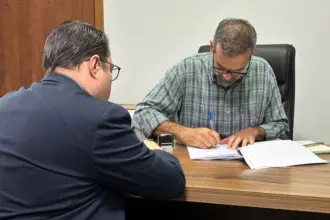 Renato de Castro assina projeto para desbloquear contas e parcelar em 24 vezes sem juros em multas